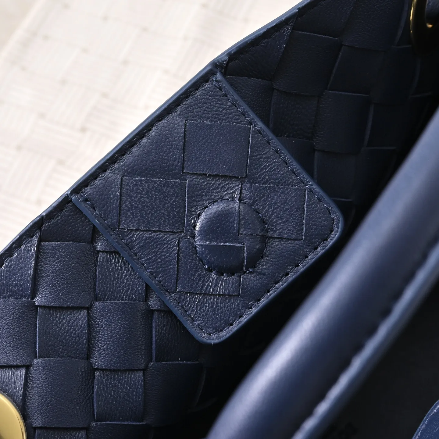 Batch 1960 #BV new suede Andiamo 🎈 Warm deerskin Andiamo for autumn and winter is here🍂 Made of cashmere calf deerskin, the touch is softer and more delicate, and the overall body is very full and high-end! The shoulder strap has a sliding metal knot buckle that can be adjusted at will. It can be carried on the shoulder/handheld/cross-body in various ways. The bag has a large capacity and is suitable for commuting/daily use/traveling. This bag is divided into small/medium/large sizes. There is always one that suits you. Then take me with you🎀🎀 Dimensions: 25x22x10.5 Model: 7463